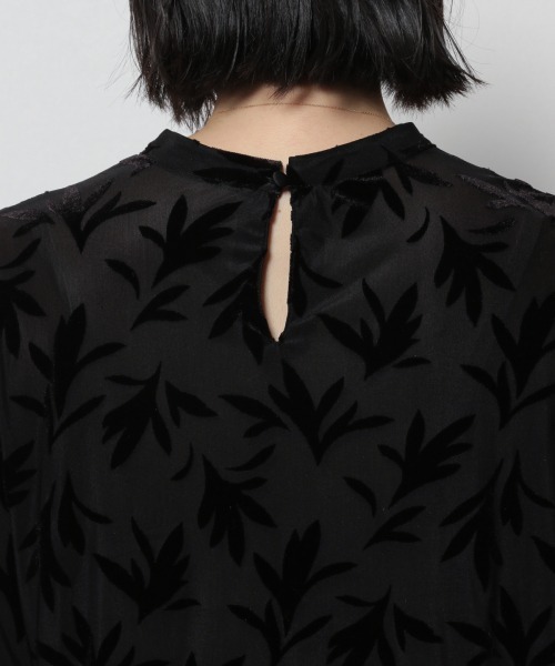 PAGEBOY（ページボーイ）の「オパールリーフハイネックブラウス（シャツ/ブラウス・レディース・ブラック/オフホワイト・FREE）」の4枚目の写真