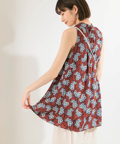 KBF(ケイビーエフ)の「DEVEAUXスタンドネックノースリーブ(シャツ/ブラウス・レディース・ブラウン/カーキ・ONE)」の1枚目の写真