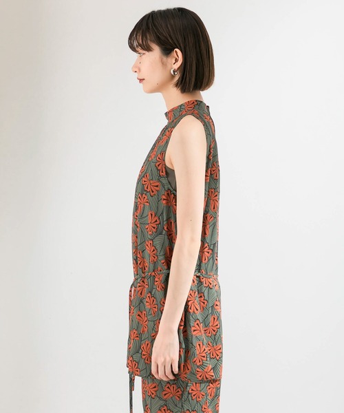 KBF(ケイビーエフ)の「DEVEAUXスタンドネックノースリーブ(シャツ/ブラウス・レディース・ブラウン/カーキ・ONE)」の6枚目の写真