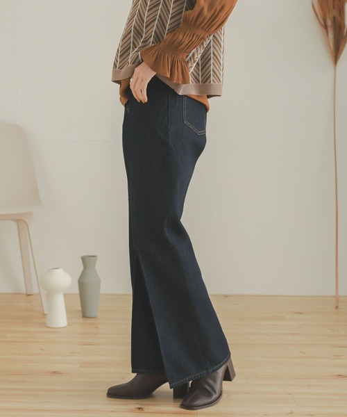 SENSE OF PLACE by URBAN RESEARCH（センスオブプレイスバイアーバンリサーチ）の「センタープレスフレアデニム（デニムパンツ・レディース・ワンウォッシュ/ライトインディゴブルー・MEDIUM/SMALL）」の5枚目の写真