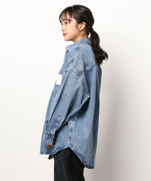 HONEYSUCKLE ROSE（ハニーサックルローズ）の「【HONEYSUCKLE ROSE】デニムシャツアウター（シャツ/ブラウス・レディース・ライトインディゴブルー・M/L）」の2枚目の写真