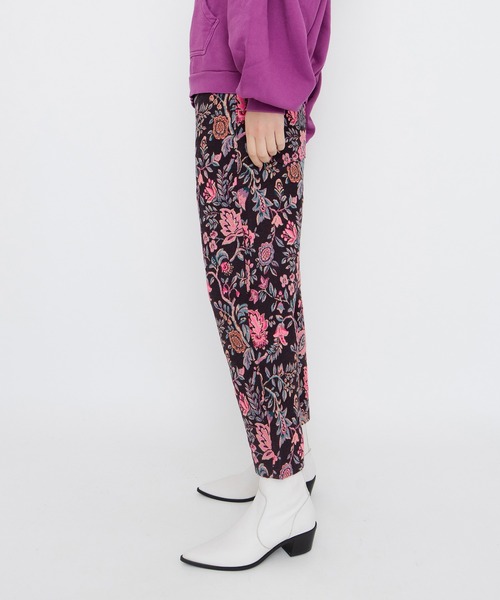 Levi's（リーバイス）の「LEVI'S(R) MADE&CRAFTED(R) BARREL SAFARI TAPESTRY PINK PURPLE（その他パンツ・レディース・マルチ・28inch/24inch/25inch/26inch/27inch/23inch）」の4枚目の写真