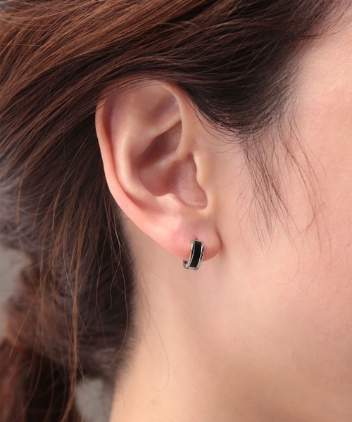 Manon's Selection（マノンズセレクション）の「ブラックラインフープピアス（ピアス（両耳用）・レディース・シルバー/ゴールド・ONE SIZE）」の2枚目の写真