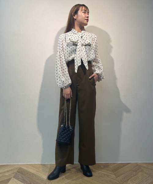 MADEMOISELLE ROPE'(マドモアゼル ロペ)の「フロッキードットギャザーボウタイブラウス(シャツ/ブラウス・レディース・オフホワイト・38)」の2枚目の写真
