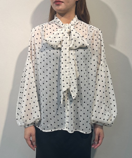 MADEMOISELLE ROPE'(マドモアゼル ロペ)の「フロッキードットギャザーボウタイブラウス(シャツ/ブラウス・レディース・オフホワイト・38)」の5枚目の写真