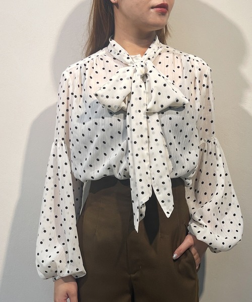 MADEMOISELLE ROPE'(マドモアゼル ロペ)の「フロッキードットギャザーボウタイブラウス(シャツ/ブラウス・レディース・オフホワイト・38)」の12枚目の写真