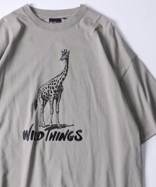 FREAK'S STORE（フリークスストア）の「WEB限定 WILDTHINGS×FREAK'S STORE/ワイルドシングス 別注 刺繍ロゴ サファリデザイン プリントTシャツ/キリン（Tシャツ/カットソー・メンズ・ホワイト/アッシュグレー/ブラック/ダークグリーン/ベージュ・SMALL/MEDIUM/LARGE）」の4枚目の写真