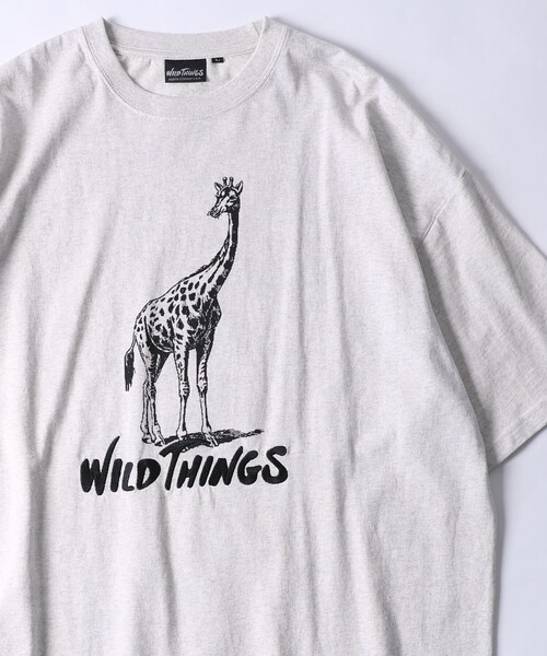 FREAK'S STORE（フリークスストア）の「WEB限定 WILDTHINGS×FREAK'S STORE/ワイルドシングス 別注 刺繍ロゴ サファリデザイン プリントTシャツ/キリン（Tシャツ/カットソー・メンズ・ホワイト/アッシュグレー/ブラック/ダークグリーン/ベージュ・SMALL/MEDIUM/LARGE）」の3枚目の写真