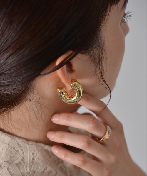Monocoro toppi（モノコロトッピ）の「太め フープ メタル ピアス（ピアス（両耳用）・レディース・ゴールド/シルバー・フリー）」の2枚目の写真