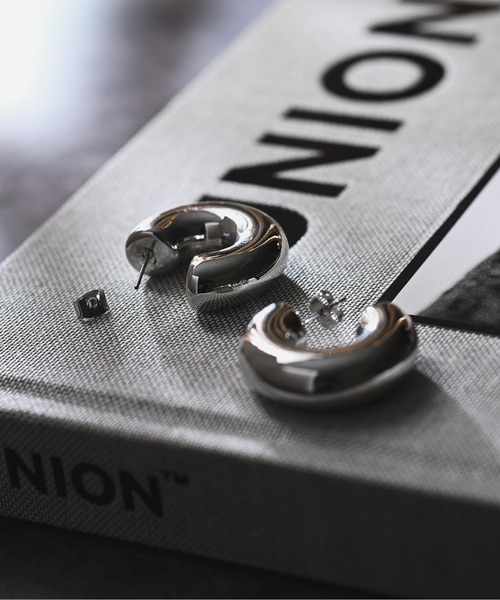 Monocoro toppi（モノコロトッピ）の「太め フープ メタル ピアス（ピアス（両耳用）・レディース・ゴールド/シルバー・フリー）」の4枚目の写真