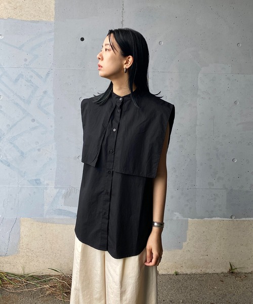 y/m by RIKA(イムバイリカ)の「ブロードケープノースリーブラウス(シャツ/ブラウス・レディース・グリーン/ブラック/オフホワイト・FREE)」の2枚目の写真