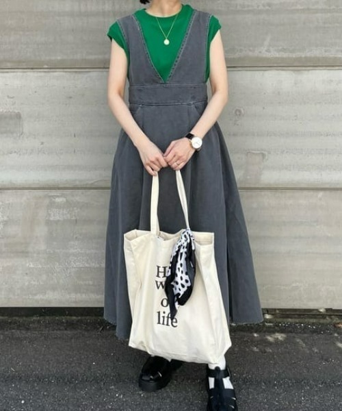 RODEO CROWNS WIDE BOWL（ロデオクラウンズワイドボウル）の「デニムサロペットワンピース（ワンピース・レディース・ブルー/ブラック・FREE）」の2枚目の写真