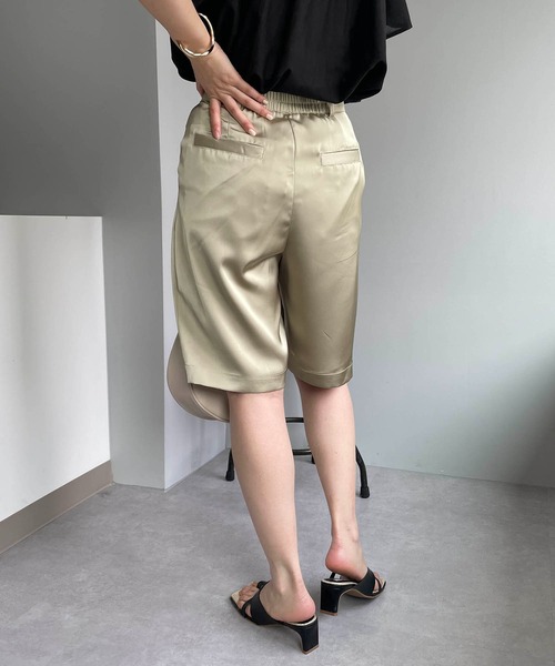 CAPRICIEUX LE'MAGE（カプリシューレマージュ）の「サテンハーフパンツ（その他パンツ・レディース・ブラウン/オリーブ・FREE）」の4枚目の写真