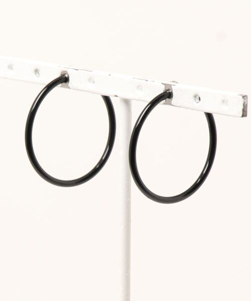 Fun & Daily(ファンアンドデイリー)の「F&D : 3cm フープイヤリング(イヤリング・レディース・ブラック/シルバー/ゴールド・FREE)」の2枚目の写真