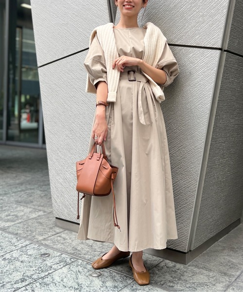 Chez toi（シェトワ）の「ベルト付ランタンスリーブタフタワンピース（ワンピース・レディース・ブラック/ベージュ/カーキ/オレンジ・FREE）」の2枚目の写真