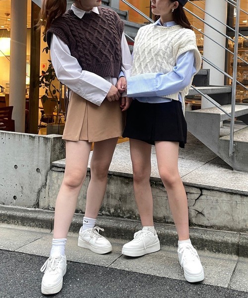 one after another NICE CLAUP(ワンアフターアナザーナイスクラップ)の「ワイドスリーブシャツケーブルニットベストSET(ベスト・レディース・ブラウン/オフホワイト/グリーン・FREE)」の4枚目の写真