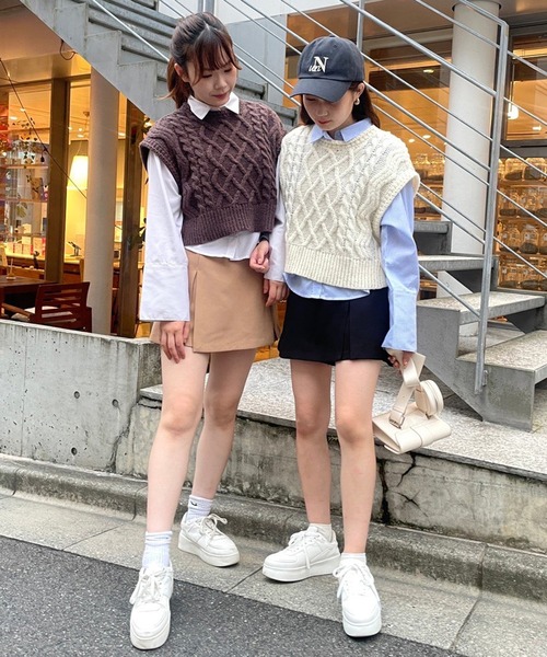 one after another NICE CLAUP(ワンアフターアナザーナイスクラップ)の「ワイドスリーブシャツケーブルニットベストSET(ベスト・レディース・ブラウン/オフホワイト/グリーン・FREE)」の21枚目の写真
