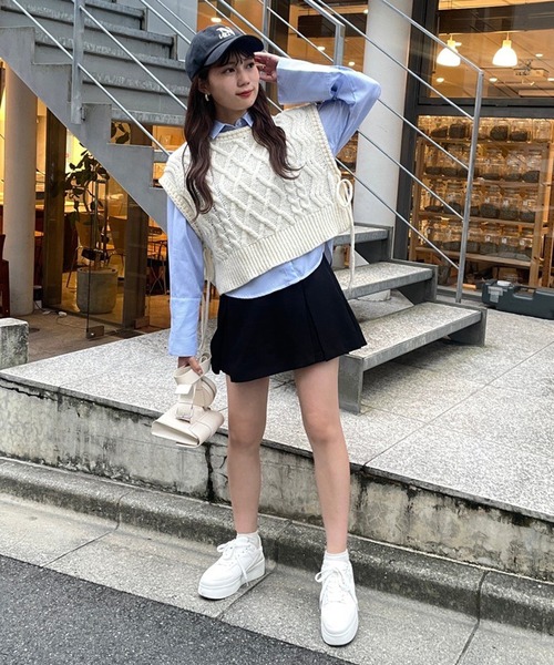 one after another NICE CLAUP(ワンアフターアナザーナイスクラップ)の「ワイドスリーブシャツケーブルニットベストSET(ベスト・レディース・ブラウン/オフホワイト/グリーン・FREE)」の9枚目の写真