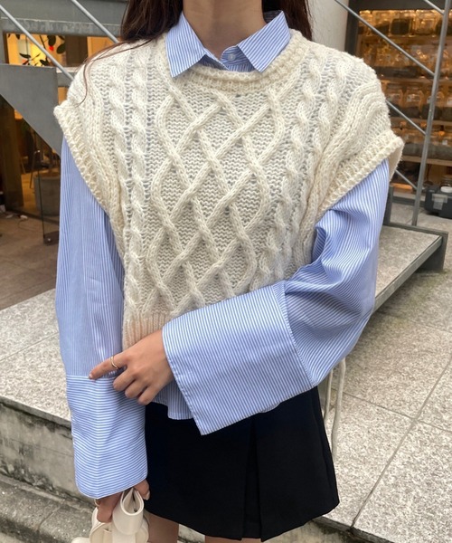 one after another NICE CLAUP(ワンアフターアナザーナイスクラップ)の「ワイドスリーブシャツケーブルニットベストSET(ベスト・レディース・ブラウン/オフホワイト/グリーン・FREE)」の18枚目の写真