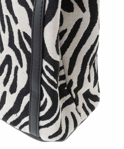 OFUON le MK（オフオンルエムケー）の「【2WAY】アニマル柄スクエアトートバッグ（トートバッグ・レディース・ブラック/ベージュ・38）」の7枚目の写真