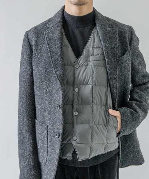 URBAN RESEARCH ROSSO MEN（アーバンリサーチロッソメン）の「TAION　V NECK BUTTON DOWN GILET（ダウンベスト・メンズ・チャコールグレー・MEDIUM/LARGE）」の3枚目の写真