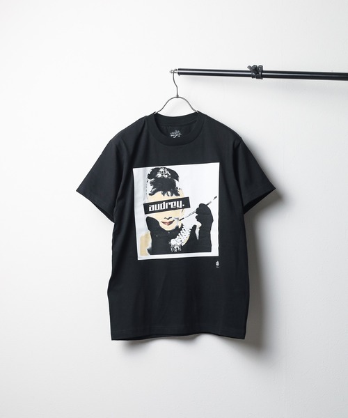 ARCHIVER(アーカイバ)の「【W】【it】【ut18】【Radio Days】AUDREY HEPBURN S/S TEE(Tシャツ/カットソー・メンズ・ホワイト/ブラック・MEDIUM/LARGE/X-LARGE)」の1枚目の写真
