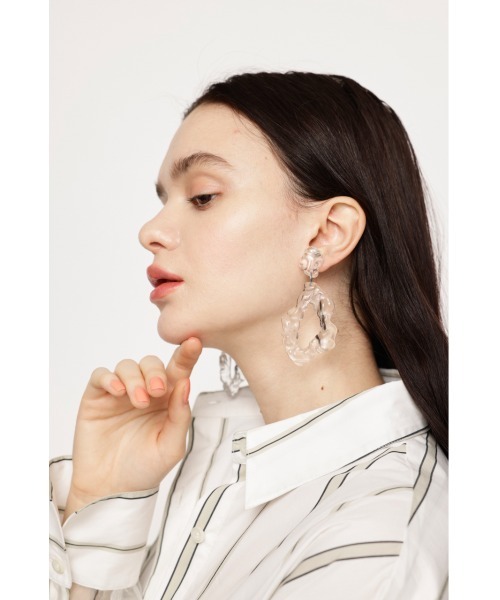 SLY（スライ）の「CLEAR DEFORMATION EARRINGS クリア ディフォーメーション イヤリング（イヤリング・レディース・グリーン/クリア・FREE）」の2枚目の写真