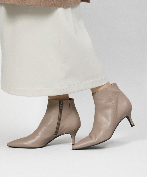 Mode et Jacomo（モードエジャコモ）の「ポインテッドトゥアンクルブーツ（ブーツ・レディース・ブラック/ライトグレー・24cm/24.5cm/23cm）」の4枚目の写真