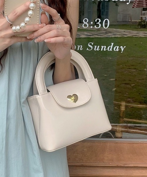 wears(ウェアーズ)の「2WAYハートPUバッグ(ショルダーバッグ・レディース・ブラック/アイボリー・FREE)」の2枚目の写真