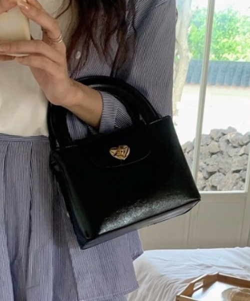 wears(ウェアーズ)の「2WAYハートPUバッグ(ショルダーバッグ・レディース・ブラック/アイボリー・FREE)」の11枚目の写真
