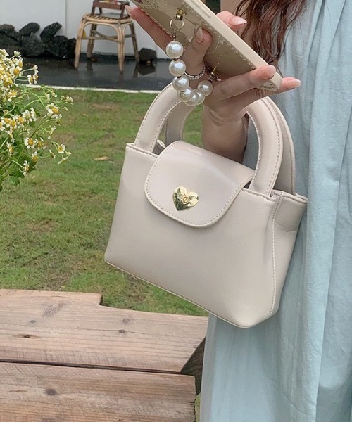 wears(ウェアーズ)の「2WAYハートPUバッグ(ショルダーバッグ・レディース・ブラック/アイボリー・FREE)」の4枚目の写真