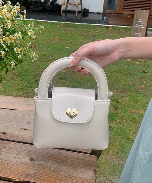 wears(ウェアーズ)の「2WAYハートPUバッグ(ショルダーバッグ・レディース・ブラック/アイボリー・FREE)」の5枚目の写真