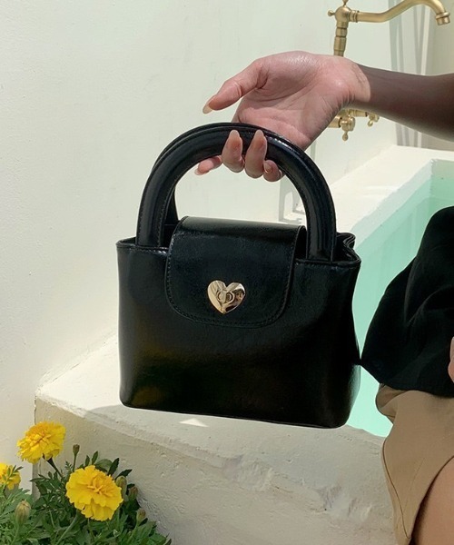 wears(ウェアーズ)の「2WAYハートPUバッグ(ショルダーバッグ・レディース・ブラック/アイボリー・FREE)」の9枚目の写真