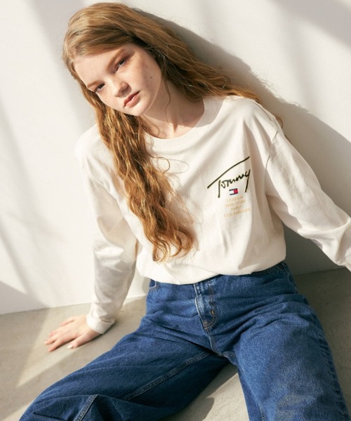 tommy jeans（トミー ジーンズ）の「ゴールドシグネチャーバックロングスリーブTシャツ（Tシャツ/カットソー・メンズ・ホワイト/ブラウン/ブラック・LARGE/X-LARGE/SMALL/MEDIUM）」の2枚目の写真