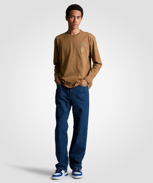 tommy jeans（トミー ジーンズ）の「ゴールドシグネチャーバックロングスリーブTシャツ（Tシャツ/カットソー・メンズ・ホワイト/ブラウン/ブラック・LARGE/X-LARGE/SMALL/MEDIUM）」の6枚目の写真