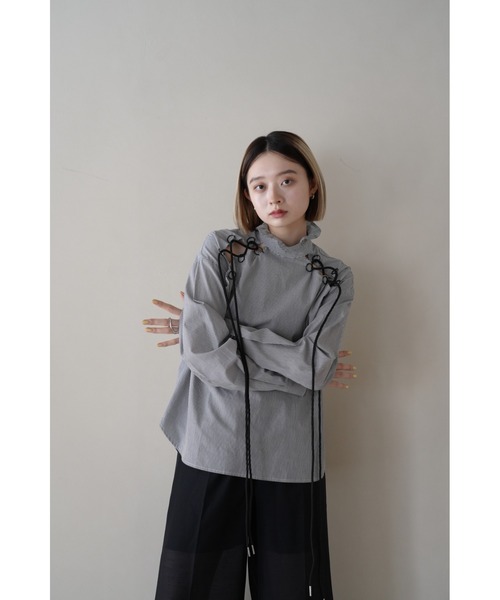 Uenui（ウニュイ）の「レースアップ ラッフルネック シャツ ブラウス フリル ストライプ（シャツ/ブラウス・レディース・ブルー/ブラック・FREE）」の7枚目の写真