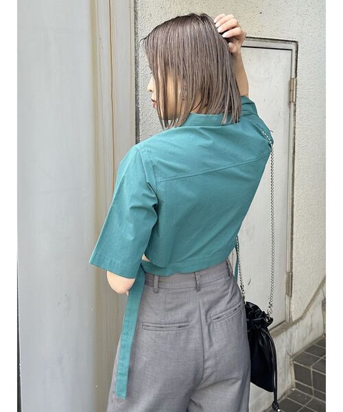 MURUA(ムルーア)の「カットアウトクロップドシャツ(シャツ/ブラウス・レディース・ブラック/グリーン/ホワイト・FREE)」の14枚目の写真