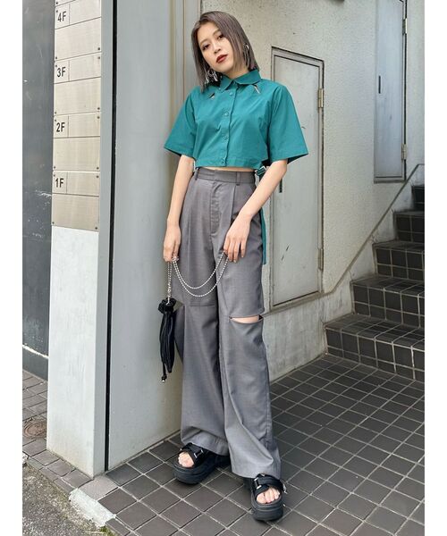 MURUA(ムルーア)の「カットアウトクロップドシャツ(シャツ/ブラウス・レディース・ブラック/グリーン/ホワイト・FREE)」の15枚目の写真