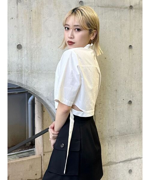 MURUA（ムルーア）の「カットアウトクロップドシャツ（シャツ/ブラウス
