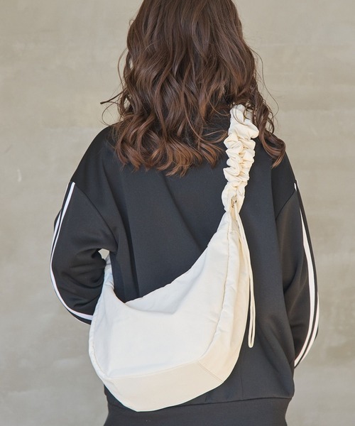 GLOBAL WORK（グローバルワーク）の「クシュクシュショルダーBAG/103899（ショルダーバッグ・キッズ・ブラック/アイボリー・FREE）」の14枚目の写真