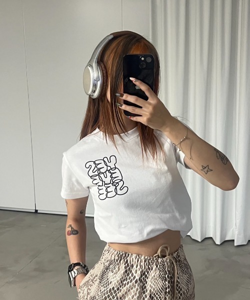 YESEYESEE(イエスアイシー)の「C-Logo Crop Tee(Tシャツ/カットソー・レディース・ピンク/ホワイト/ブラック・SMALL/MEDIUM)」の2枚目の写真