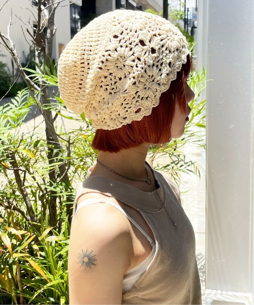 HIKA(ヒカ)の「【HIKA】カギ編みワッチCAP(ニットキャップ/ビーニー・レディース・ホワイト/ブルー/ピンク/バーガンディー/ブラック/カーキ/グレー/サックスブルー/ブラウン/イエロー・FREE)」の2枚目の写真