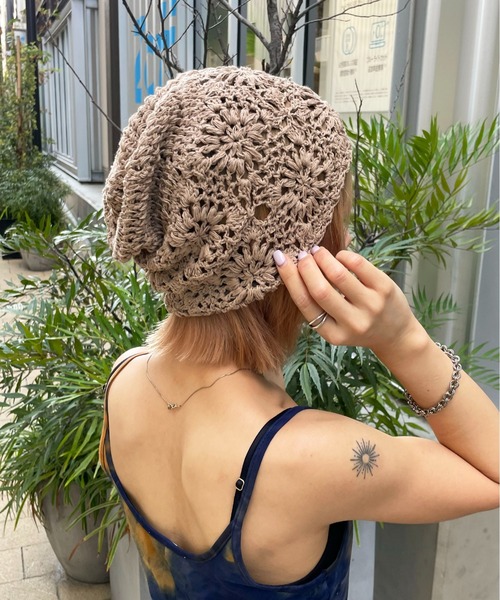 HIKA(ヒカ)の「【HIKA】カギ編みワッチCAP(ニットキャップ/ビーニー・レディース・ホワイト/ブルー/ピンク/バーガンディー/ブラック/カーキ/グレー/サックスブルー/ブラウン/イエロー・FREE)」の6枚目の写真