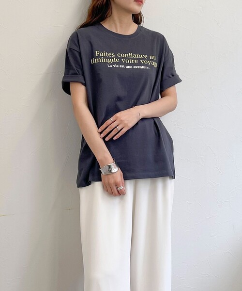 fredy emue（フレディエミュ）の「VOYAGE Tシャツ（Tシャツ/カットソー・レディース・オフホワイト/ベビーピンク/チャコールグレー・38）」の2枚目の写真