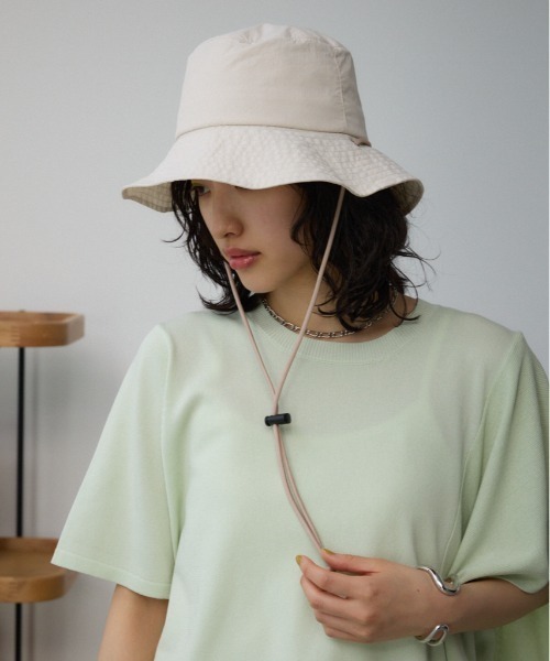 AZUL by moussy(アズールバイマウジー)の「ウォーターリペレントポケッタブルサファリハット(キャップ・レディース・ライトカーキ/ブラック/アイボリー・FREE)」の2枚目の写真