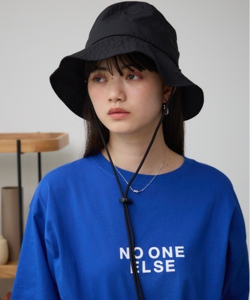 AZUL by moussy(アズールバイマウジー)の「ウォーターリペレントポケッタブルサファリハット(キャップ・レディース・ライトカーキ/ブラック/アイボリー・FREE)」の3枚目の写真