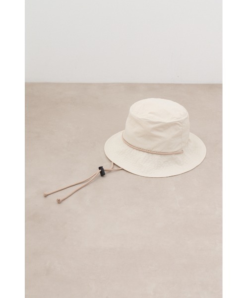 AZUL by moussy(アズールバイマウジー)の「ウォーターリペレントポケッタブルサファリハット(キャップ・レディース・ライトカーキ/ブラック/アイボリー・FREE)」の6枚目の写真