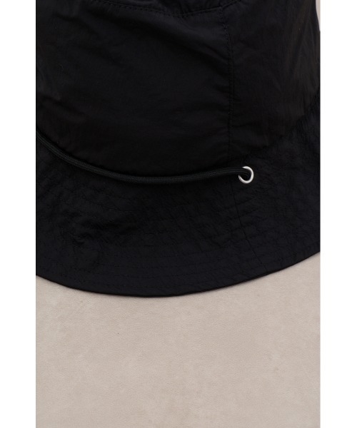 AZUL by moussy(アズールバイマウジー)の「ウォーターリペレントポケッタブルサファリハット(キャップ・レディース・ライトカーキ/ブラック/アイボリー・FREE)」の17枚目の写真