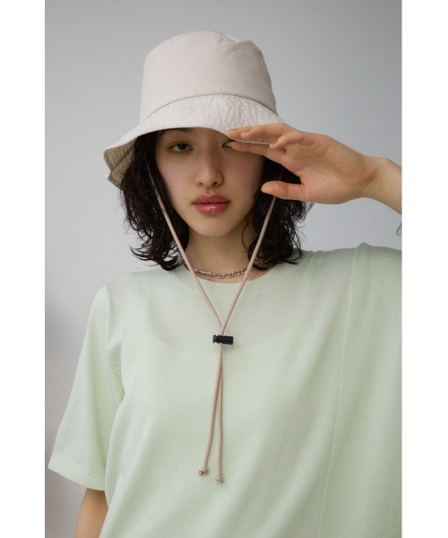 AZUL by moussy(アズールバイマウジー)の「ウォーターリペレントポケッタブルサファリハット(キャップ・レディース・ライトカーキ/ブラック/アイボリー・FREE)」の5枚目の写真