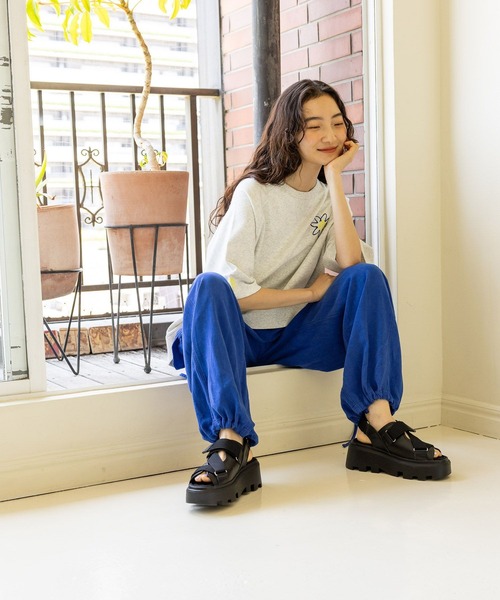 niko and...（ニコアンド）の「オリジナル斜めベルト厚底サンダル（サンダル・レディース・ブラック/グレー・MEDIUM/LARGE）」の22枚目の写真